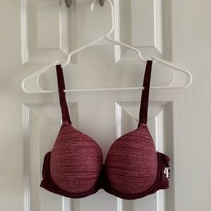 2 Victoria’s Secret t-shirt bras